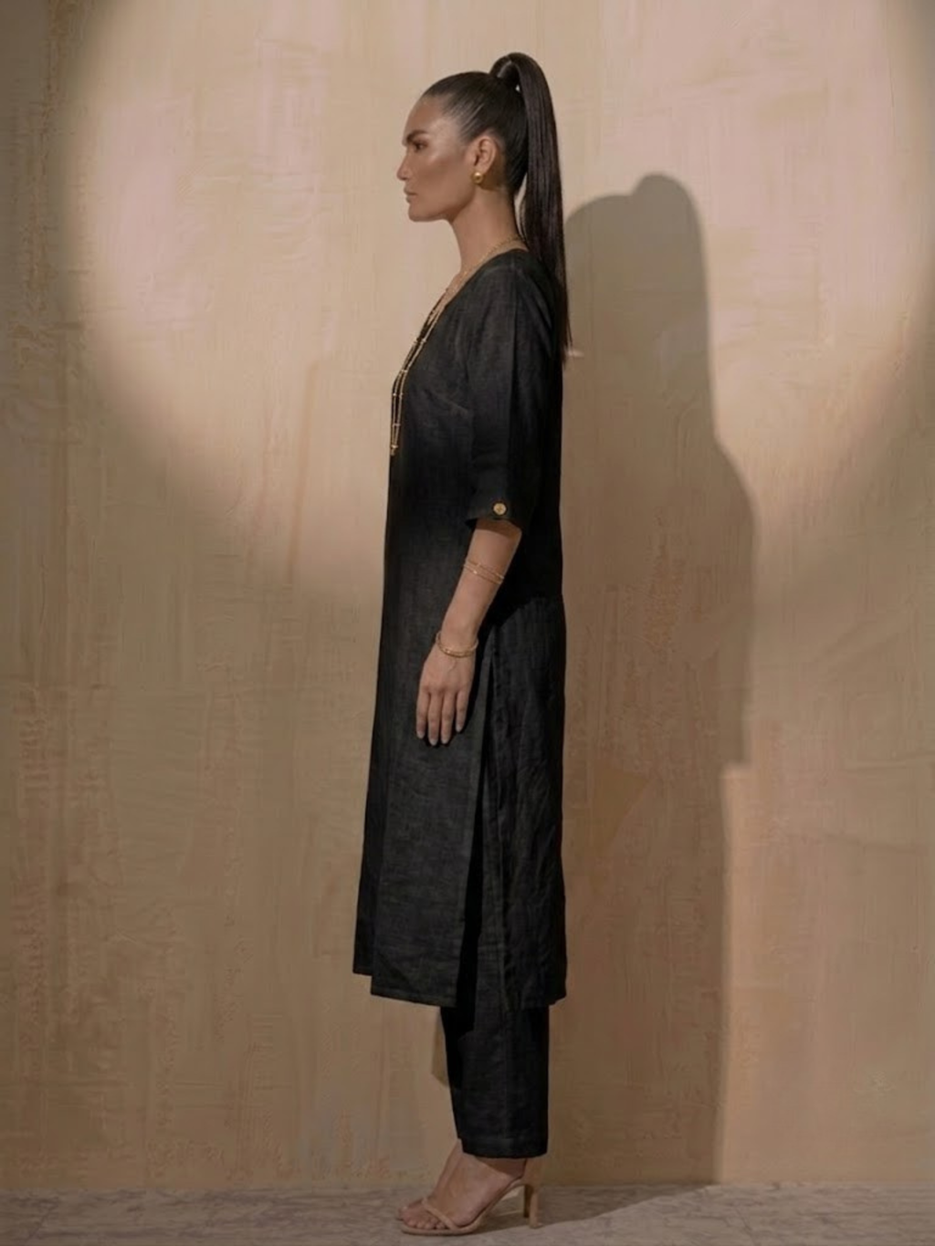 Swtantra Black Linen Round Neck Elbow Sleeve Kurta with Pants
